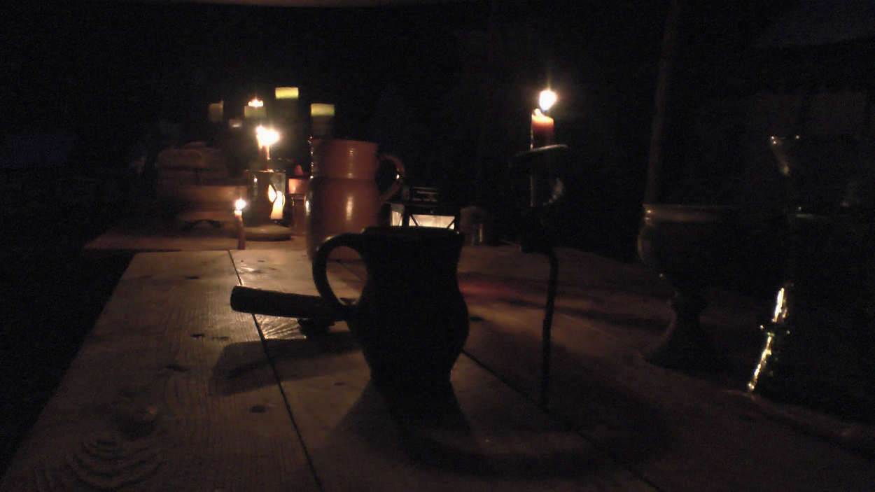 Une table des Loups de Coucy, avec des bougies allumées...