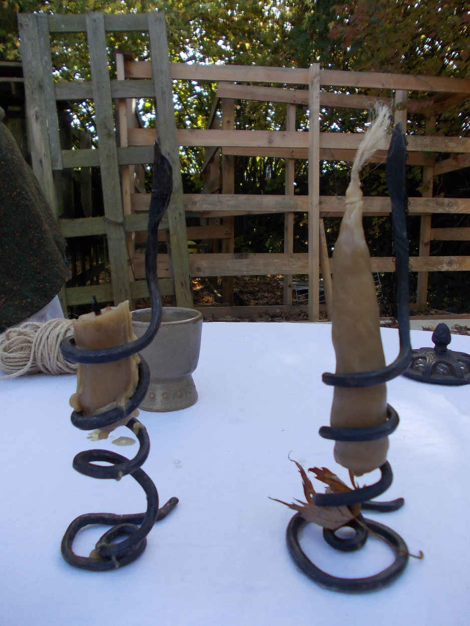Fabrication de bougies par trempage, sur le camp des Loups de Coucy