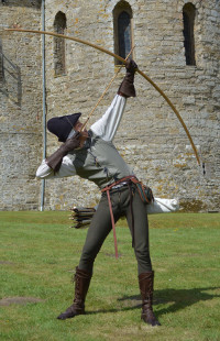 Gauthier tirant au longbow et portant un carquois médiéval