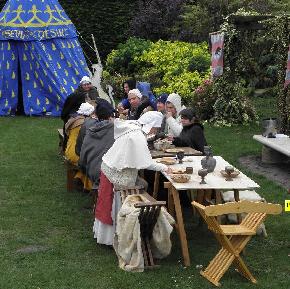 ils prennent � loisir mets et vins de toute esp�ce