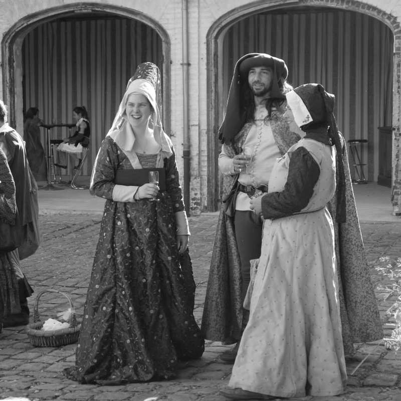 Les dames et les chevaliers assistent au festin